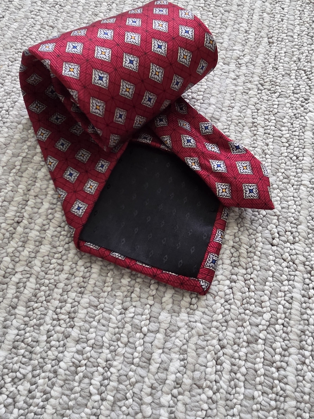 Silk necktie, Oscar de la Renta, red geometric pattern